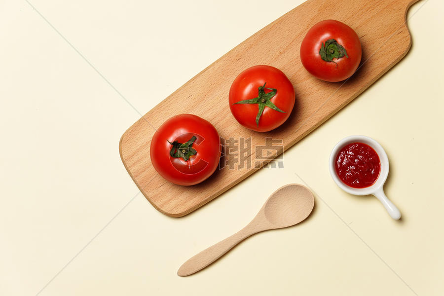 餐桌上的诱人西红柿图片素材免费下载