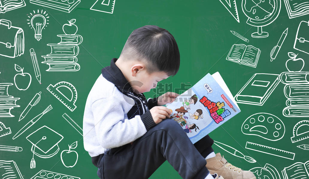 坐在黑板前看书的小男孩图片素材免费下载