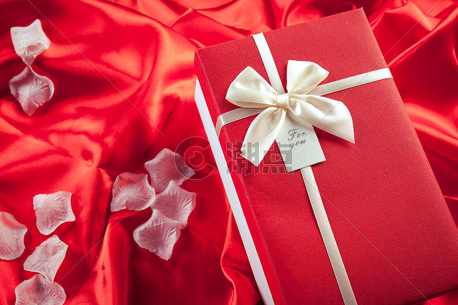 红色背景的礼盒图片素材免费下载