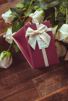 白玫瑰与礼盒图片素材免费下载