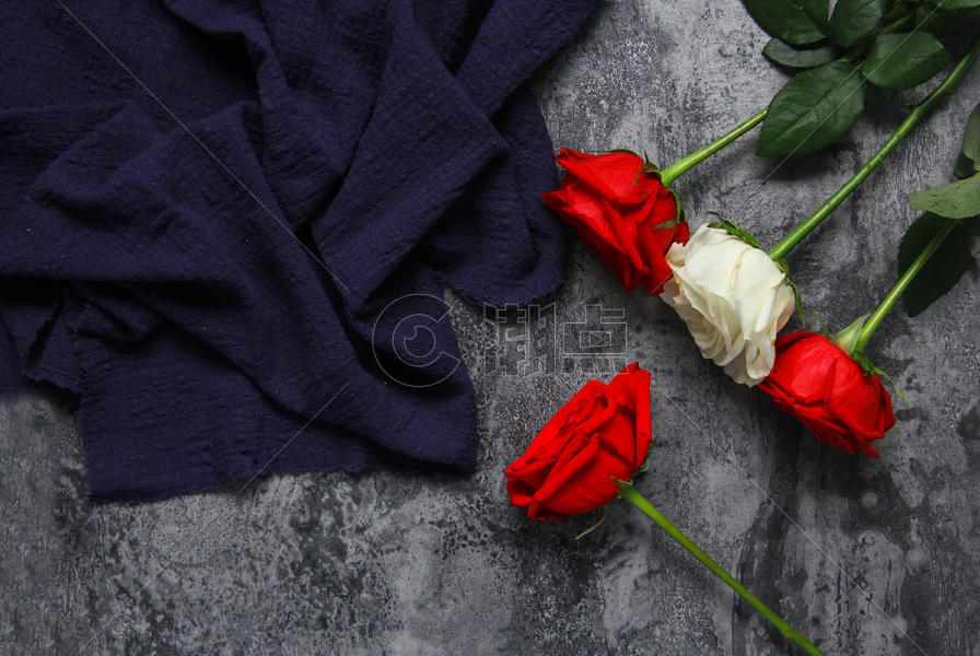七夕情人节红玫瑰白玫瑰暗黑系静物素材图片素材免费下载