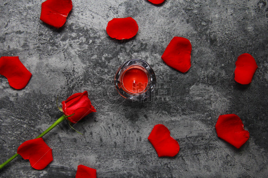 七夕情人节红玫瑰花瓣暗黑系静物背景素材图片素材免费下载