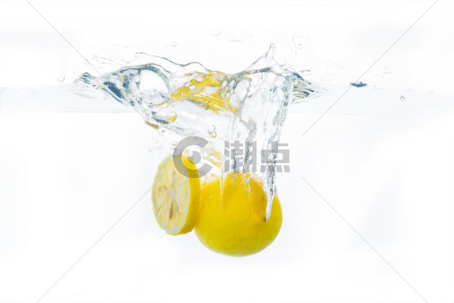 柠檬入水图片素材免费下载