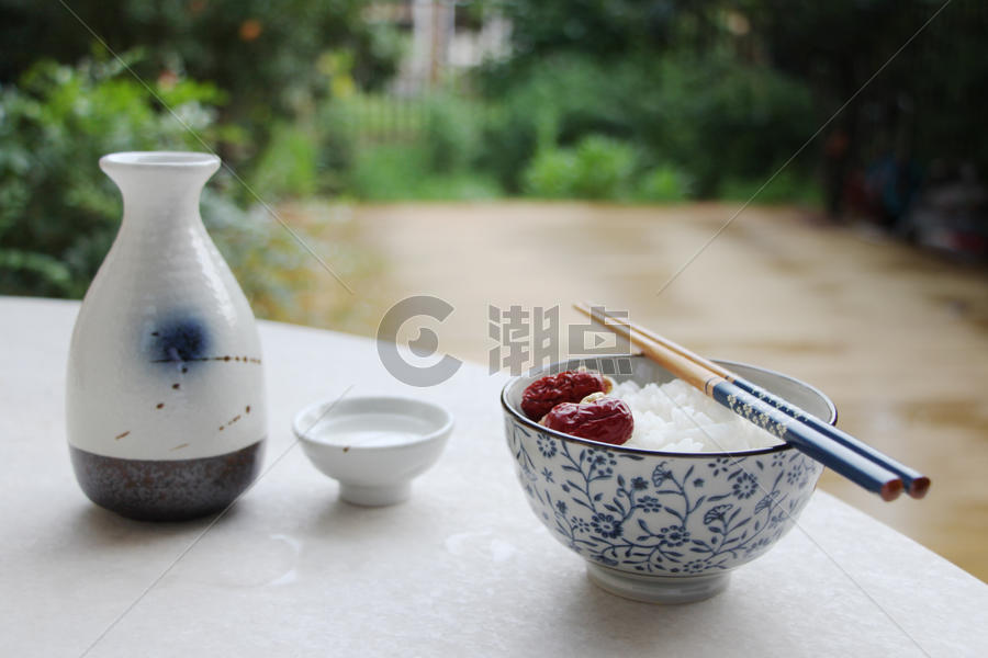 日式餐具酒和米饭图片素材免费下载