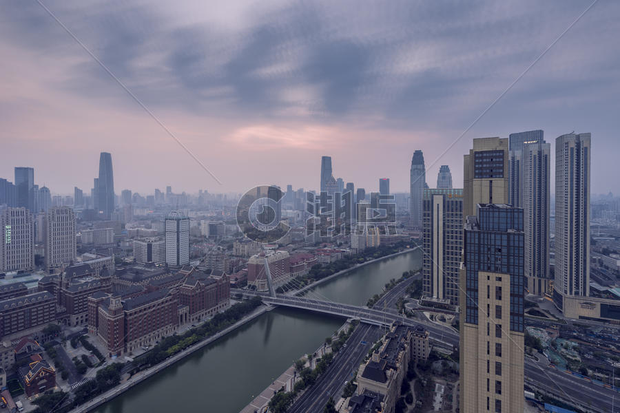 城市上空的云卷云舒图片素材免费下载