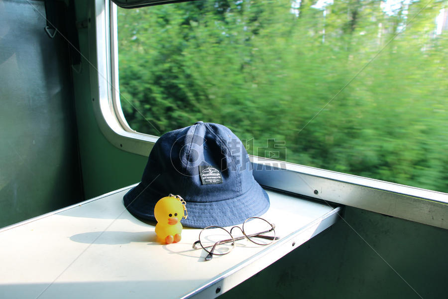 旅途中的帽子眼镜图片素材免费下载