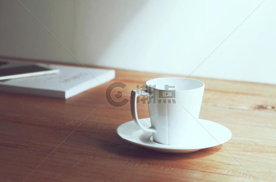 桌上的咖啡杯和杂志图片素材免费下载