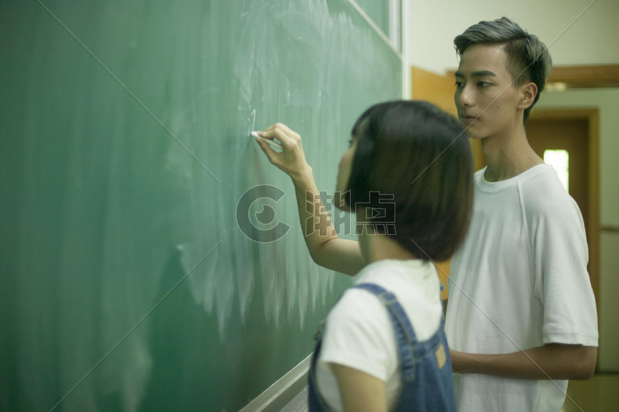 学校教室里学生在黑板前写字图片素材免费下载