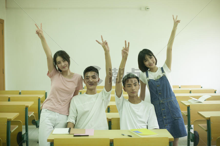 学校里教室内同学们一起学习友谊上课摄影图4064*2704图片素材免费下载-编号677108-潮点视频