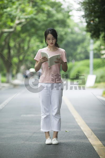 学校林荫路上同学看书学习图片素材免费下载