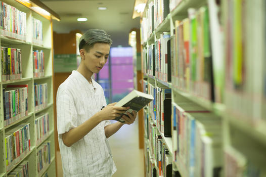 学校图书馆里男同学在认真学习看书图片素材免费下载