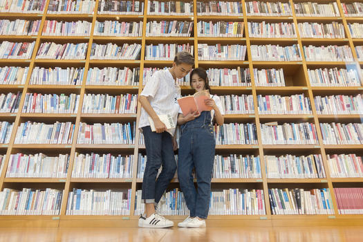 学校里图书馆男女同学一起复习看书图片素材免费下载