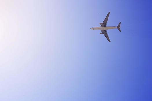 蓝天上一架飞机飞过图片素材免费下载