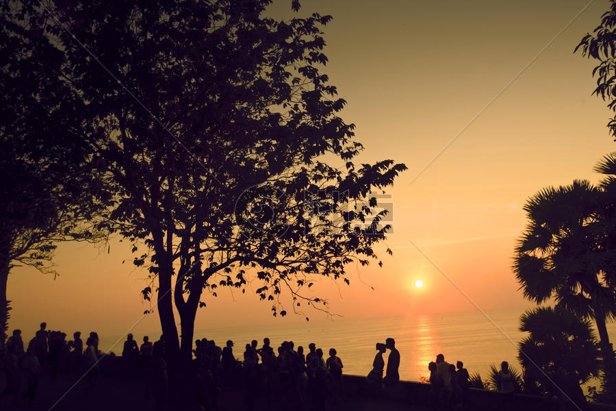 夕阳西下的风景剪影十分迷人图片素材免费下载