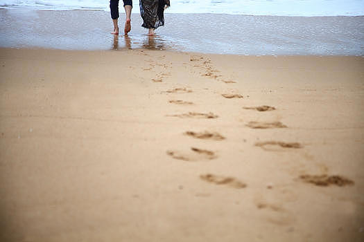 一对情侣在沙滩上行走图片素材免费下载