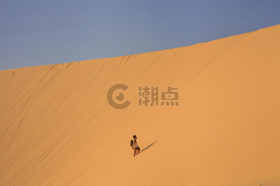 一个人孤独的在沙漠里行走图片素材免费下载