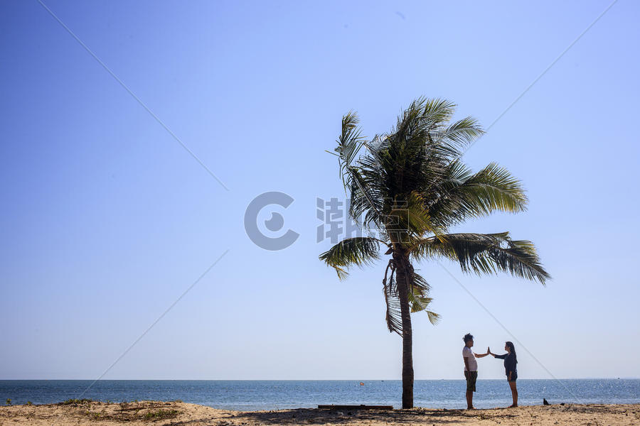 海边蓝天椰树情侣图片素材免费下载