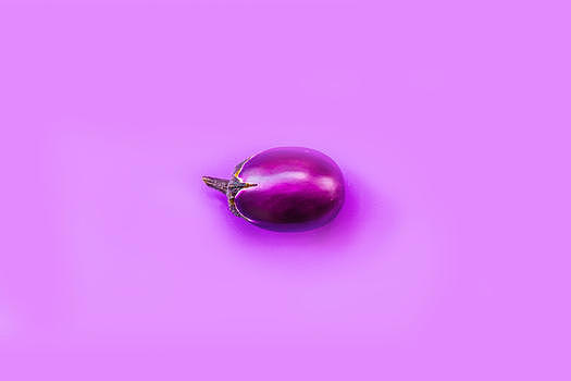 紫色背景上的紫色茄子图片素材免费下载