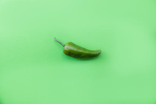 绿色背景上的绿色辣椒图片素材免费下载