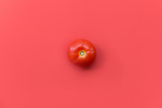 红色背景上的红色西红柿图片素材免费下载
