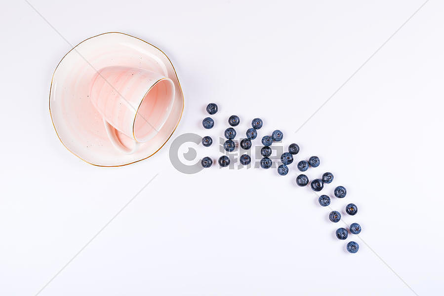 蓝莓茶杯下雨浇水创意组合图片素材免费下载
