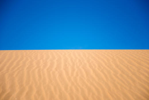 蓝天下的沙漠图片素材免费下载