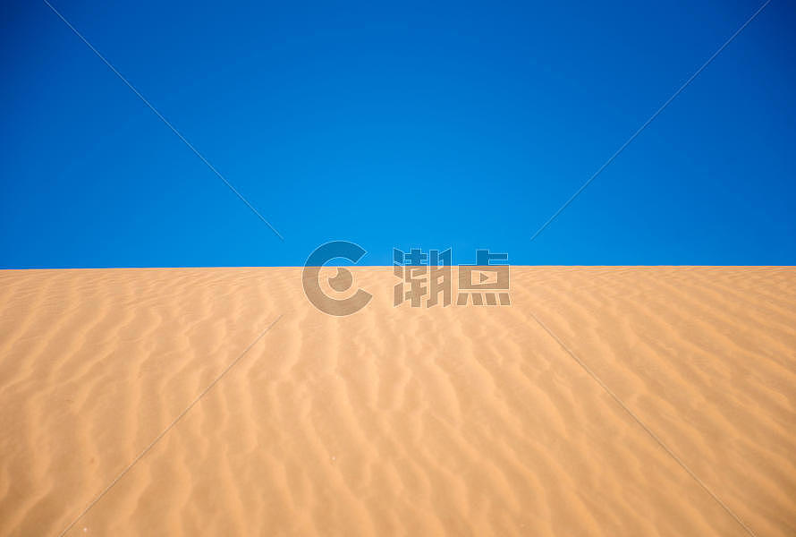 蓝天下的沙漠图片素材免费下载