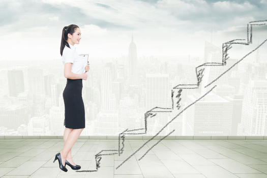 商务女性在城市背景上攀爬楼梯的概念图片素材免费下载