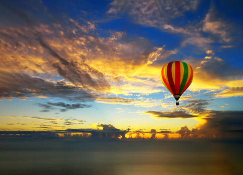 海面上的热气球图片素材免费下载