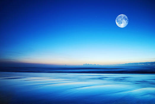 海边宁静的明月图片素材免费下载