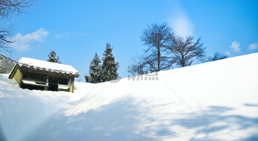 雪山上的小屋图片素材免费下载