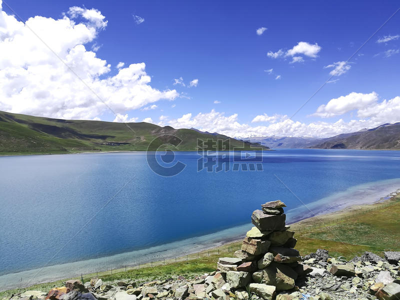 平静的湖水图片素材免费下载