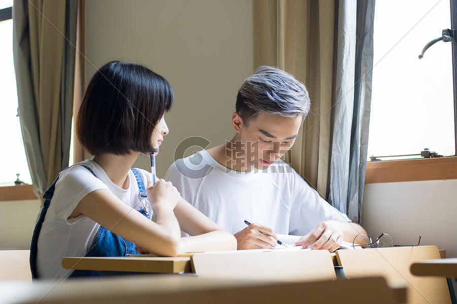 教室里认真做作业的同学摄影图6000*4000图片素材免费下载-编号678338-潮点视频