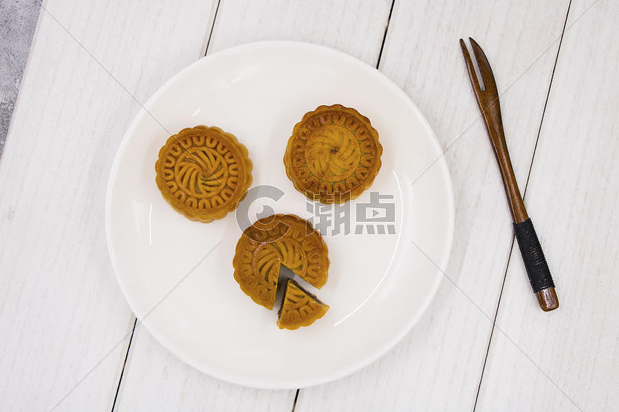 传统中秋佳节中式美食烘焙点心豆沙馅料月饼图片素材免费下载