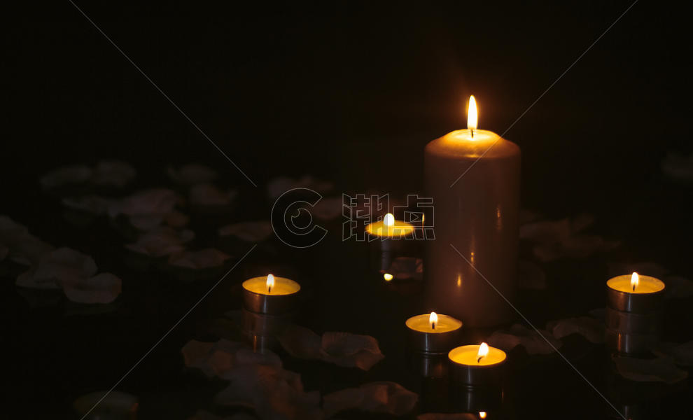 蜡烛与花瓣图片素材免费下载