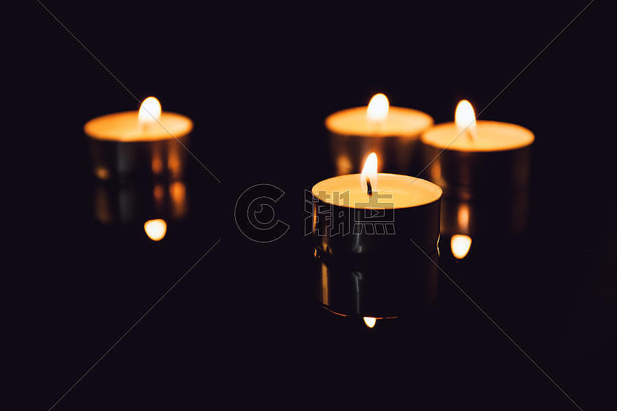 黑背景下的蜡烛图片素材免费下载