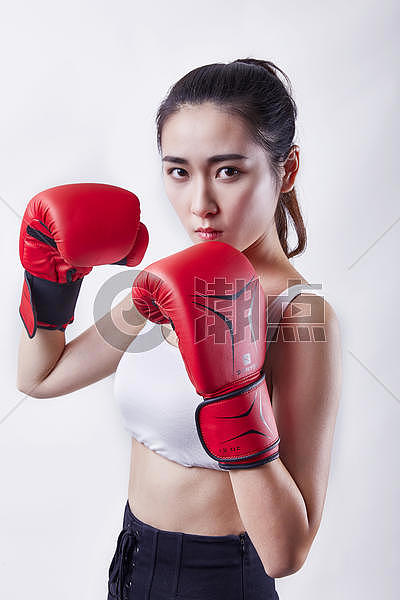 年轻女性拳击运动图片素材免费下载