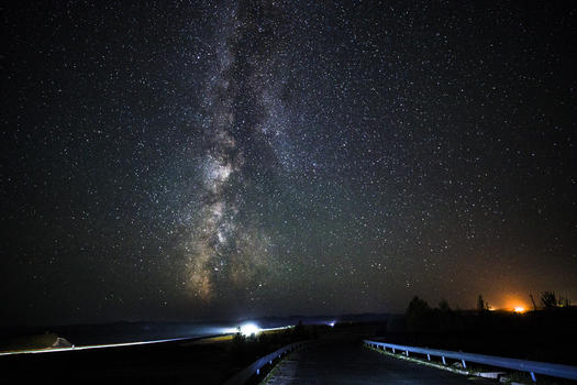 高速路下的银河系图片素材免费下载