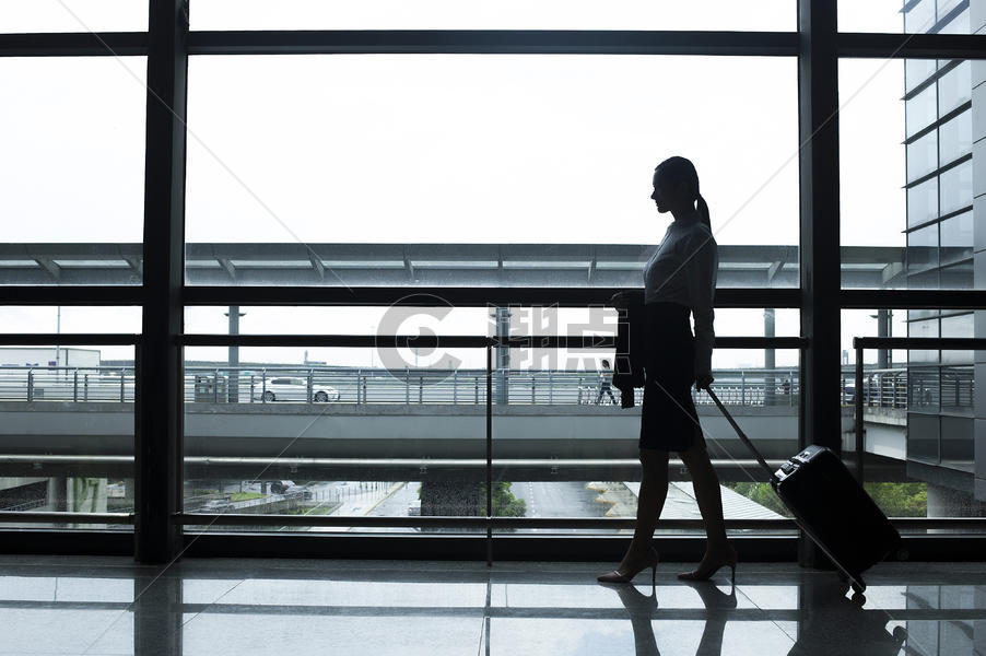商务女性在机场准备出发图片素材免费下载