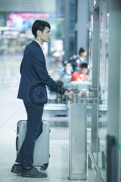商务男生在机场等待电梯图片素材免费下载
