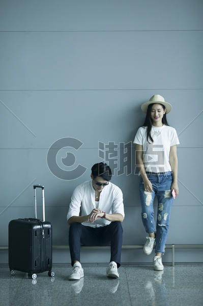 男女情侣在机场准备出发图片素材免费下载