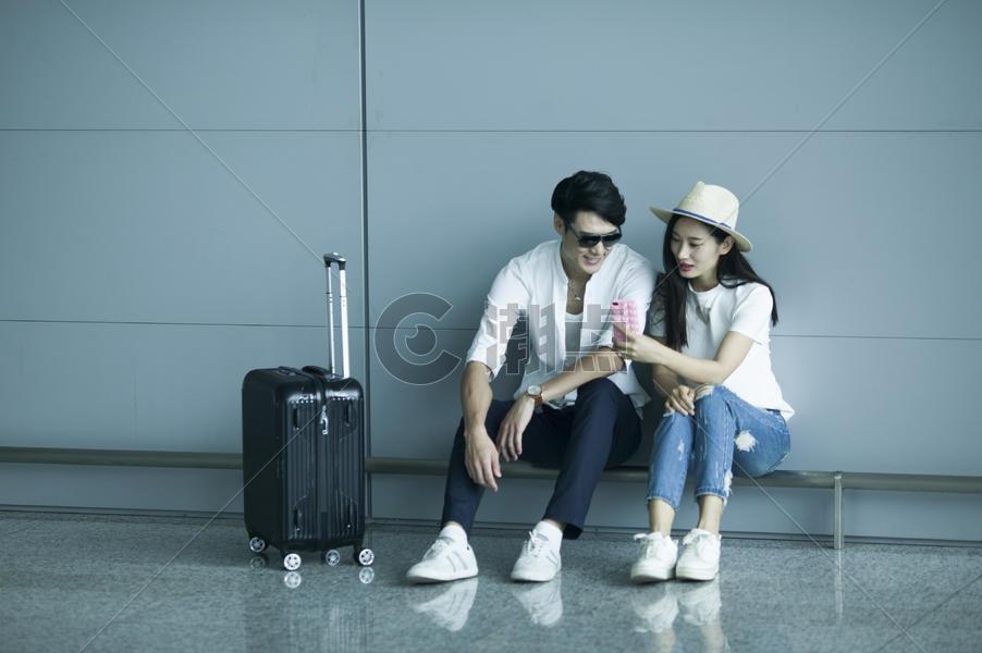 男女情侣在机场准备出发图片素材免费下载