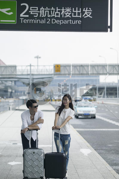 男女情侣在2号航站楼出发地准备旅行图片素材免费下载