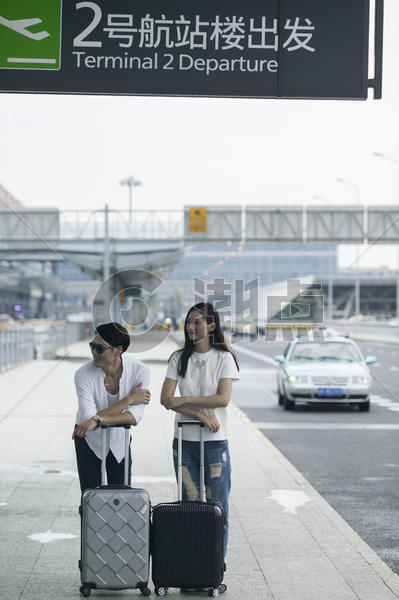 男女情侣在2号航站楼出发地准备旅行图片素材免费下载