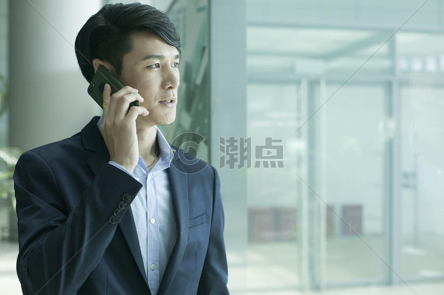 商务男士在机场大厅落地玻璃前用电话通讯图片素材免费下载