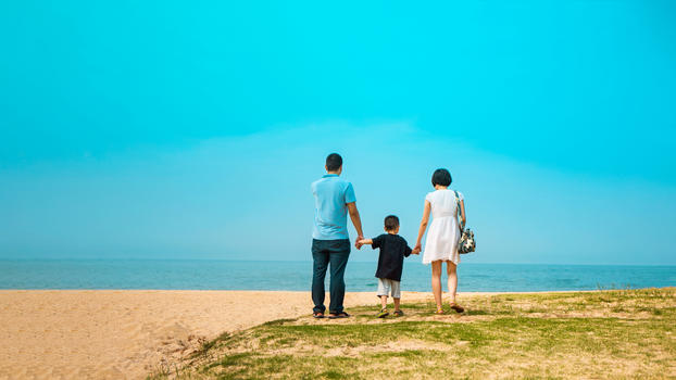 海边幸福的一家人图片素材免费下载