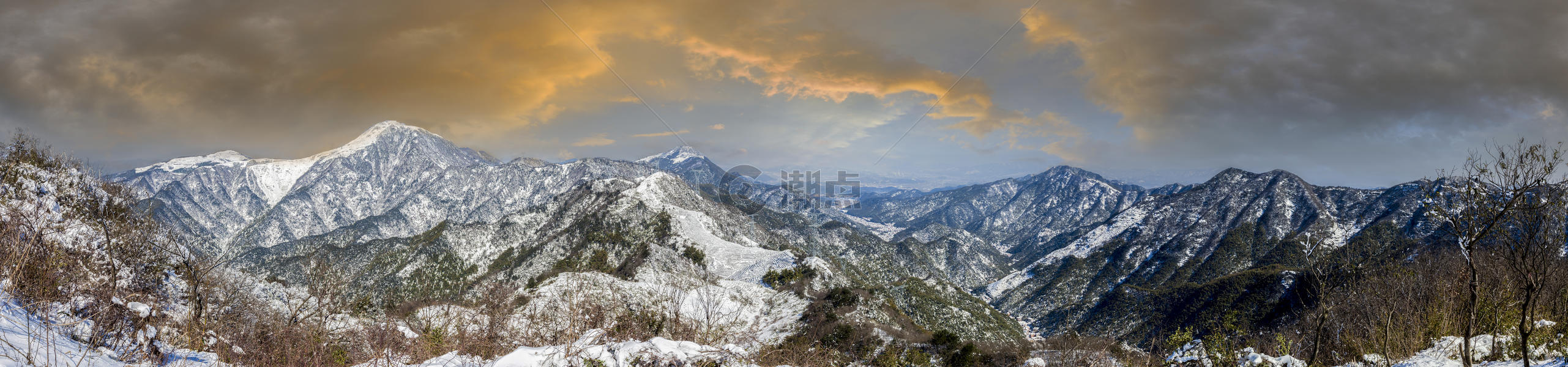 冬天白雪覆盖的山峰全景图片素材免费下载