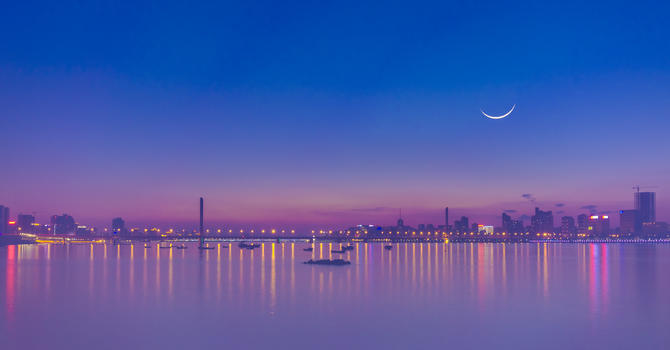 一轮弯月照三桥城市夜景晚霞风光图片素材免费下载