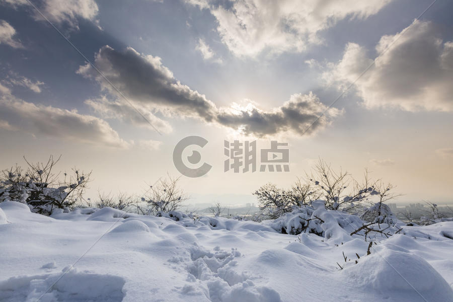 雪地上的阳光云彩图片素材免费下载
