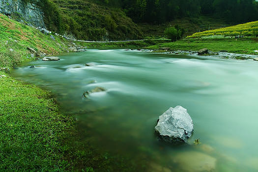流动的河水与河里的石头图片素材免费下载